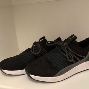 Under Armor Women running shoe